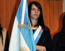 Foto de María Victoria Barone portando la bandera en la primera Colación de Grado del año 2013