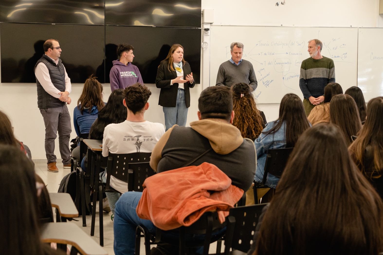entrega de becas solidarias