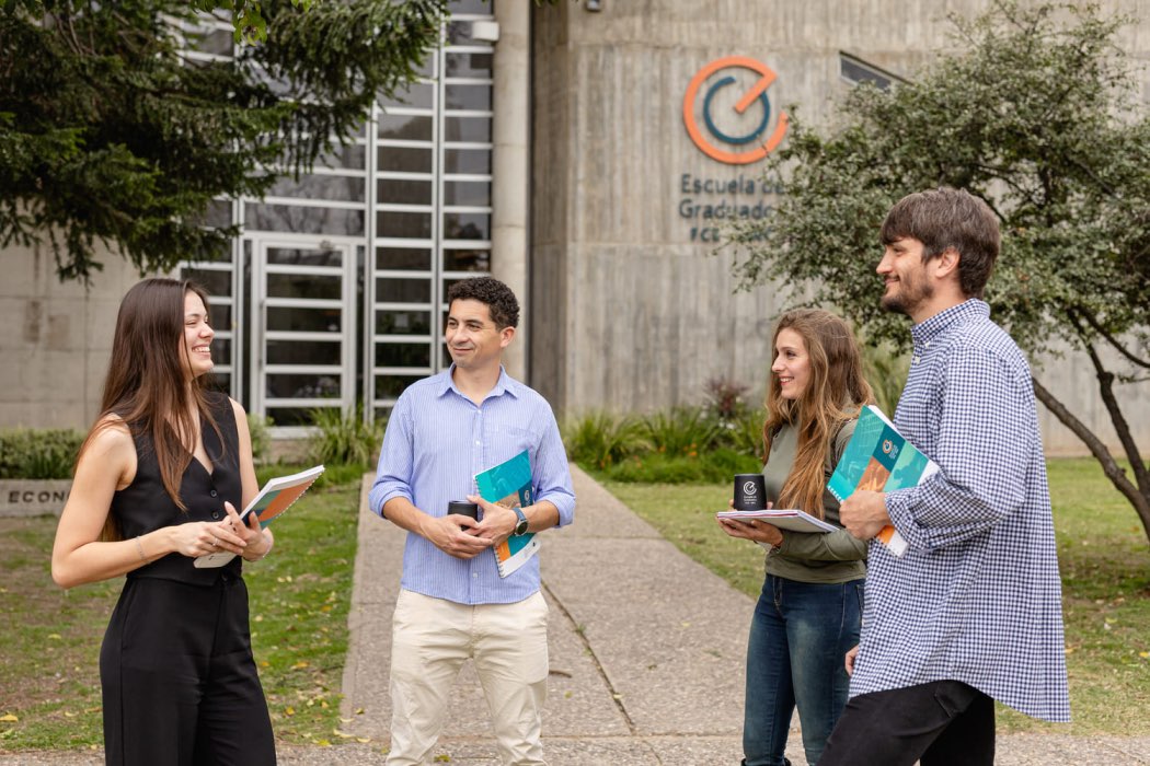 Graduados fachada estudiantes