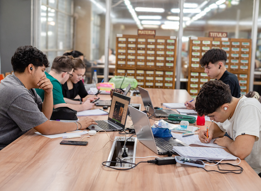 biblioteca estudiantes pizarra feb2025 01
