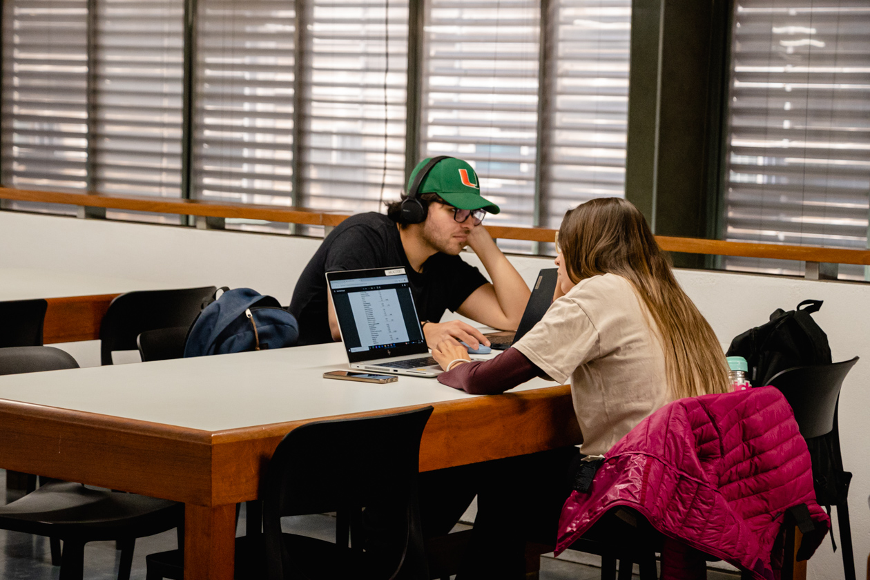 estudiantes en la biblioteca