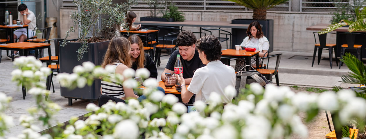 estudiantes jardines02 patio reforma bar sept 2025 cuadr 1200x800