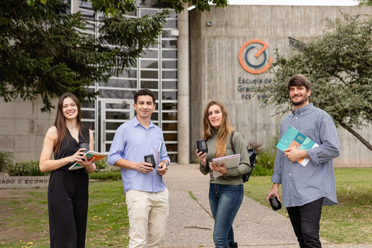 graduados estudiantes fachada edificio exteriores 01