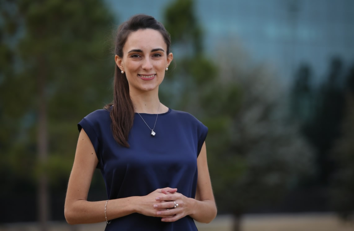 Antonella Perrone sonriendo y con las manos entrelazadas