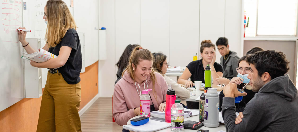 Estudiantes de la Facultad en la Biblioteca Manuel Belgrano