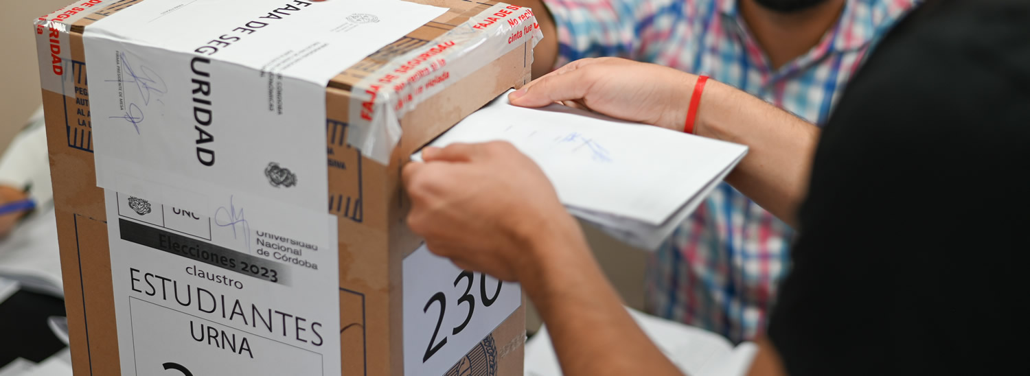 elecciones urna voto mano