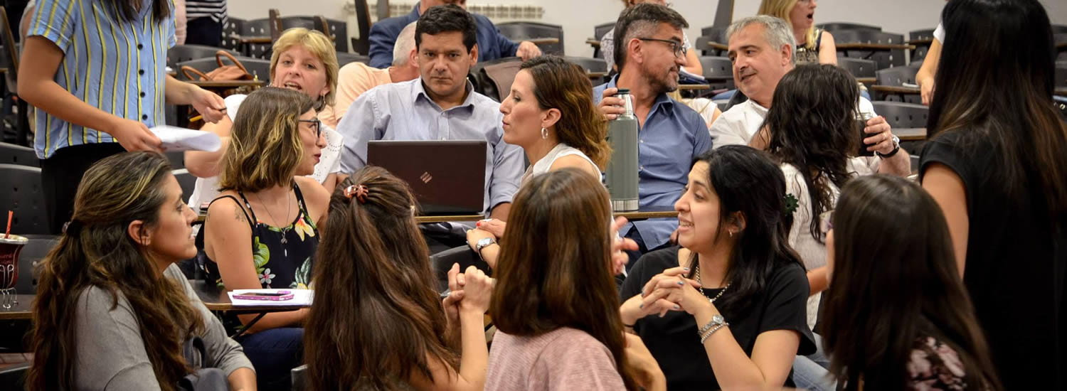 Un grupo de estudiantes del Profesorado tomando nota en una clase