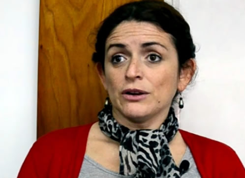 Imagen de la profesora María Celeste Gómez en situación de entrevista periodística