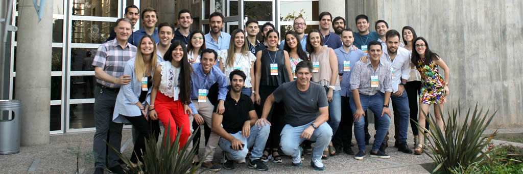 Los alumnos de la Maestría en Dirección de Negocios posan en el frente del edificio de la Escuela de Graduados