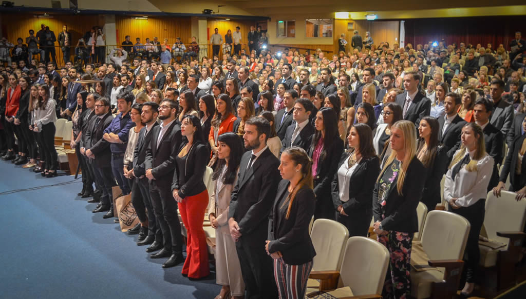 Imagen panorámica de la Sala de las Américas con los graduados de pie