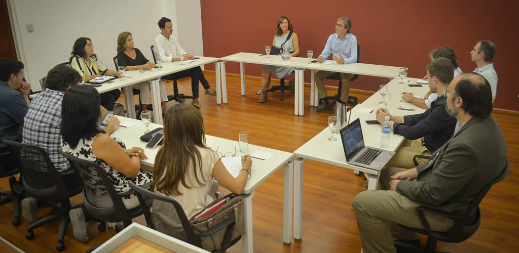 Imagen del gabinete de gobierno de nuestra Facultad reunido en el aula Centenario