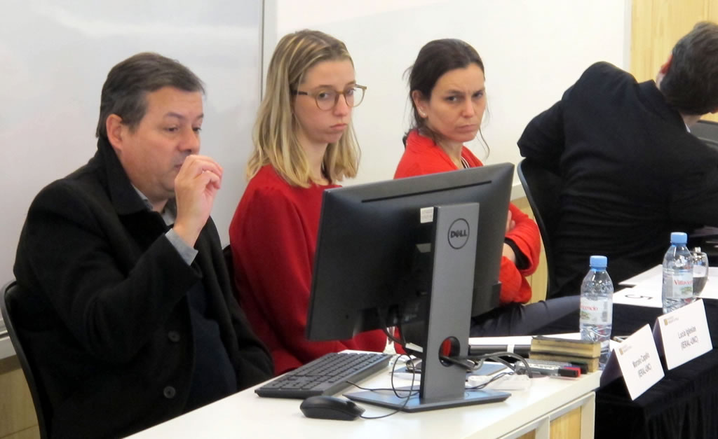 Imagen del profesor Marcelo Capello junto a Lucía Iglesias durante la exposición de su trabajo en la Universidad Torcuato Di Tella