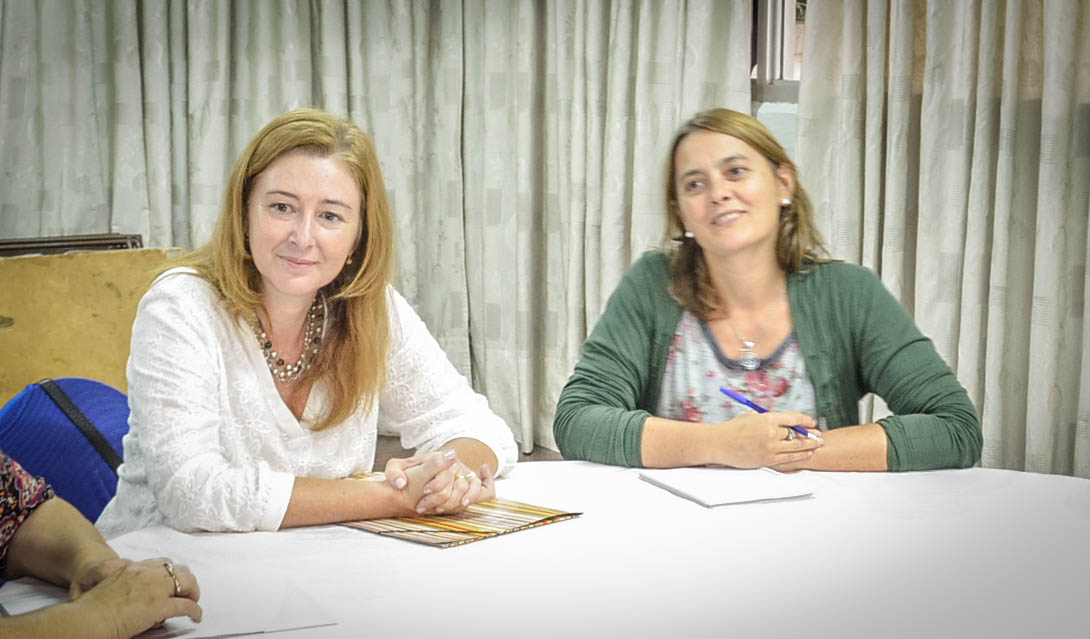 A la izquierda, la profesora Sandra Arónica con blusa blanca. A la derecha, la profesora Carola Jones con saco verde