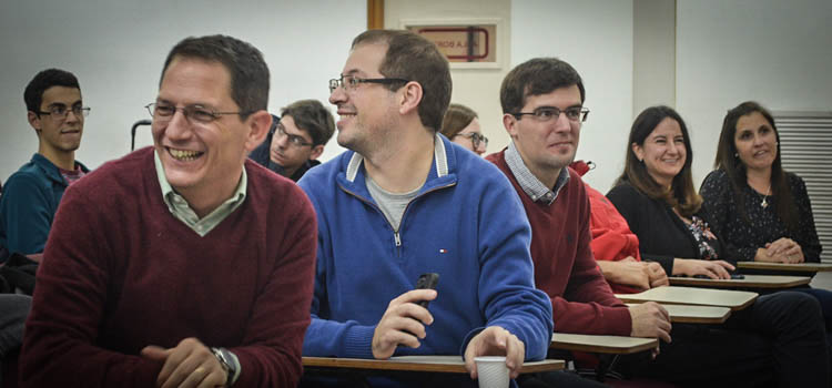 Imagen de varios egresados de la Facultad sentados sonriendo