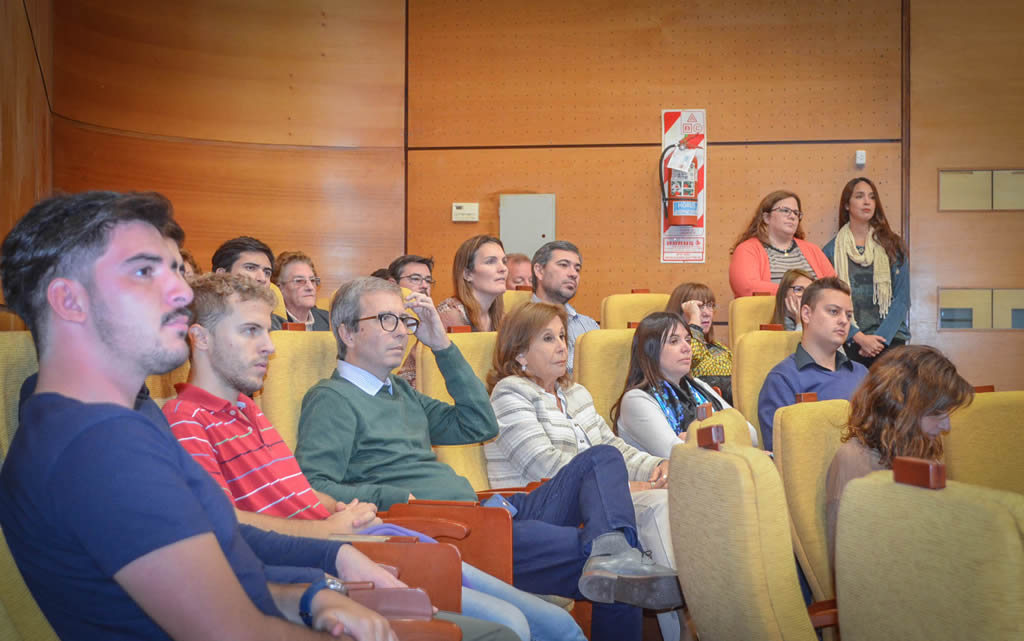 Imagen de varias personas sentadas en el auditorio de la Escuela de Graduados presenciando la defensa de tesis de Gerardo Heckmann