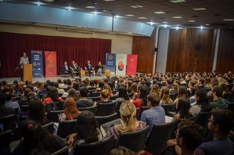 Imagen panorámica del aula Magna de la Facultad repleta de personas en una disertación de las Jornadas de Inserción Profesional