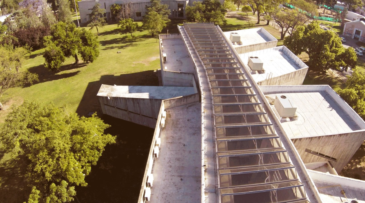 La vista del edificio de la Escuela de Graduados desde el aire en un día soleado
