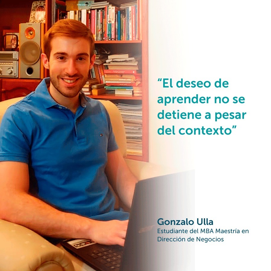 Gonzalo Ulla sentado en un sillón con una computadora portátil