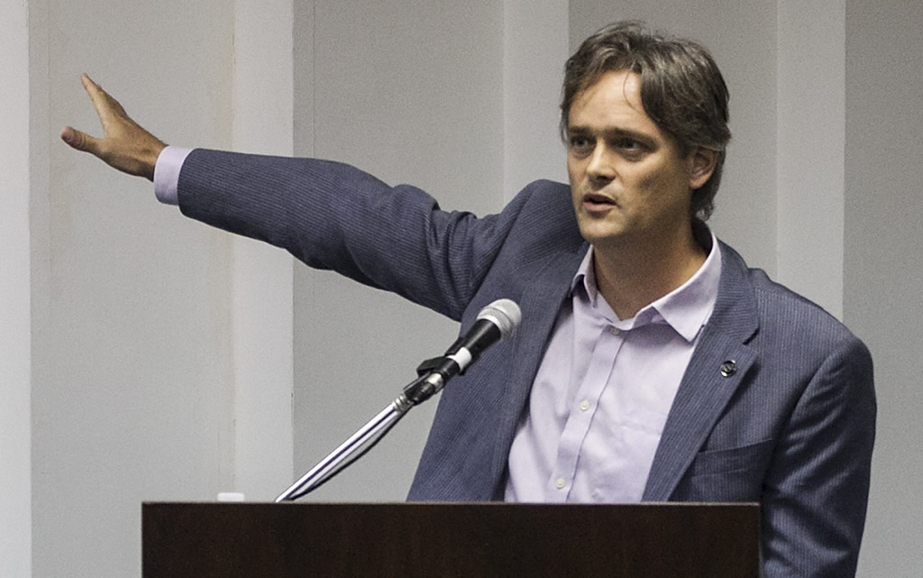 Werning disertando con una mano señalando una pizarra. La foto fue extraída de www.gacetamercantil.com en una conferencia en la Universidad de San Andrés.