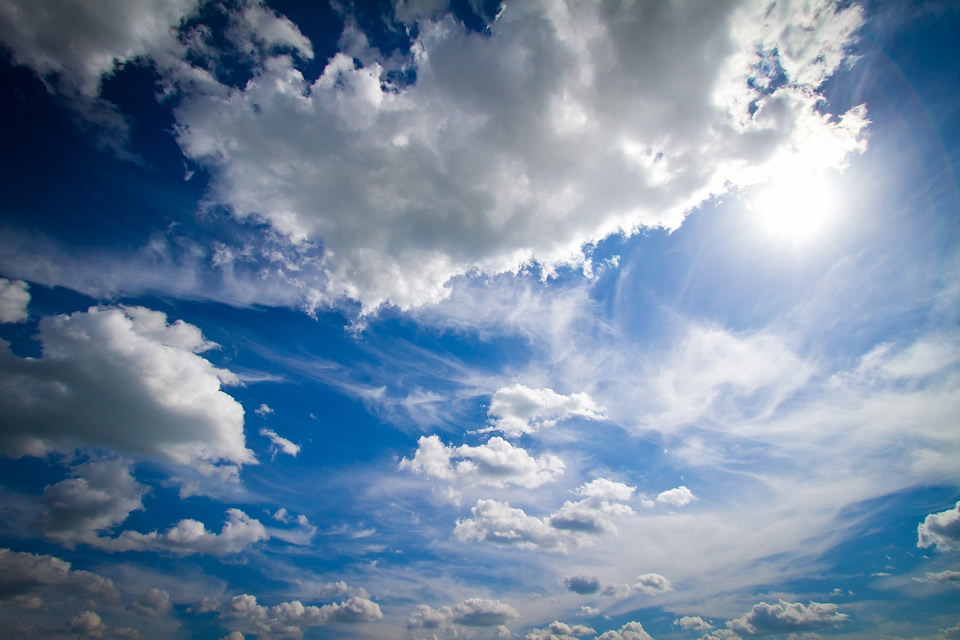 El cielo y unas nubes que lo surcan tapando levemente el sol