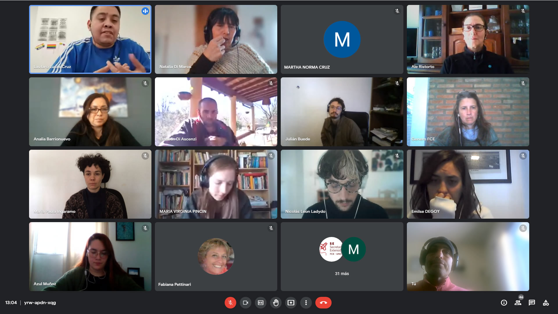 Una sesión de Google Meet con dieciséis participantes