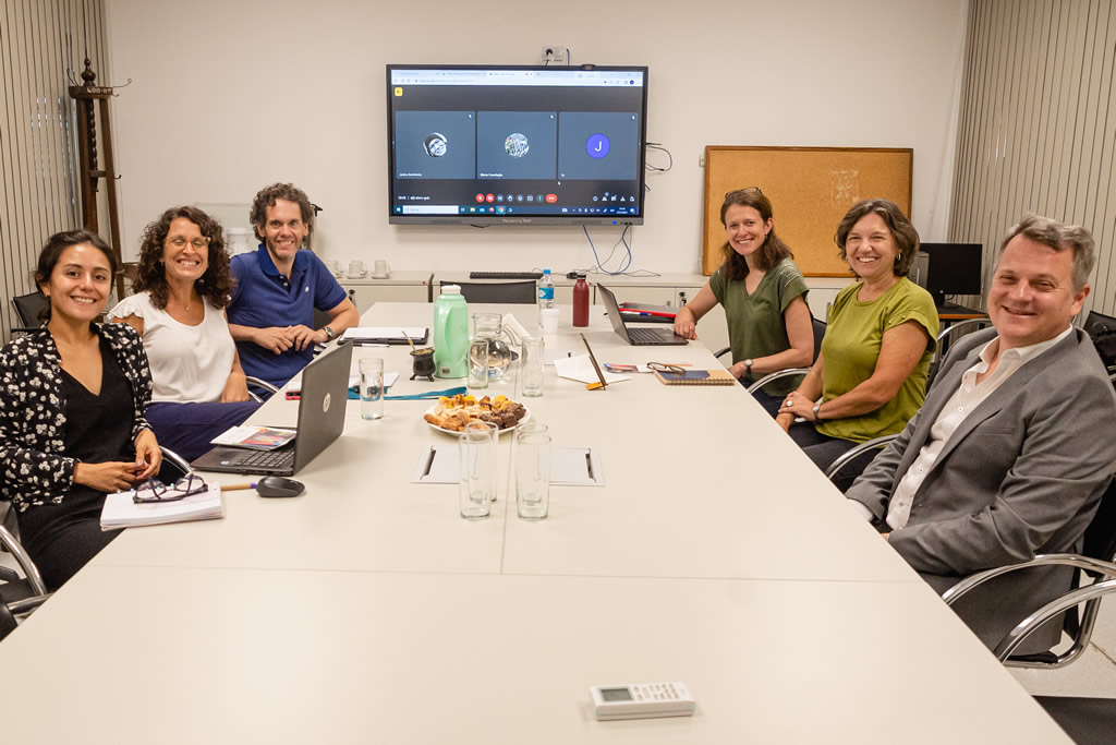 Karen Siegel junto a investigadores, investigadoras y el Vicedecano, Ricardo Descalzi