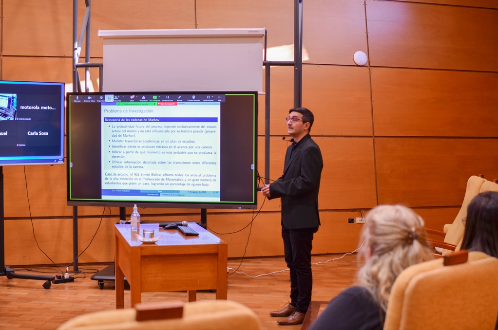 Foto de Victor Palazzi en la defensa de su titulo de magister en estadística aplicada 