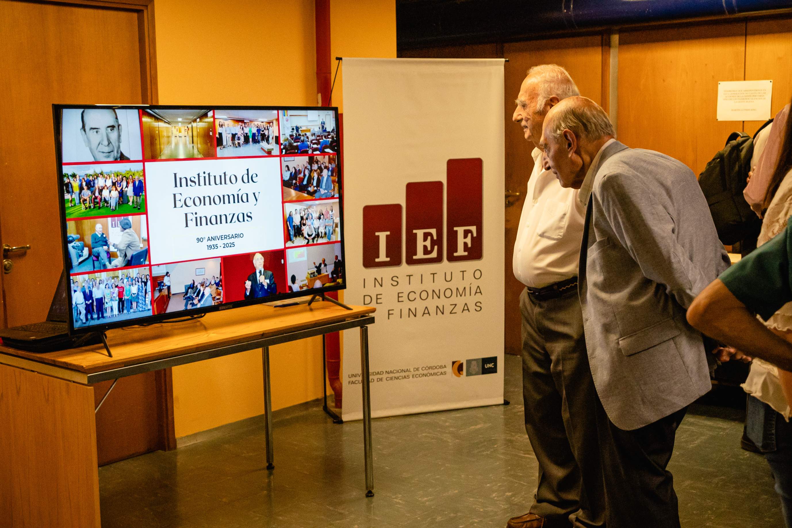  90 aniversario ief televisor con fotos antiguas