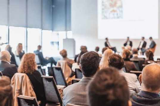 2025 septiembre simposio profesores contabilidad, personas de espalda sentadas frente a un auditorio