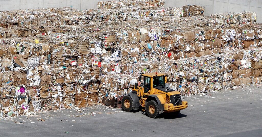 reciclaje cartones residuos montacargas