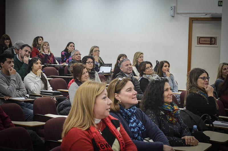 Docentes de la Facultad sentados en un aula atendiendo una reunión informativa