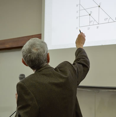 Imagen de un profesor en una exposición