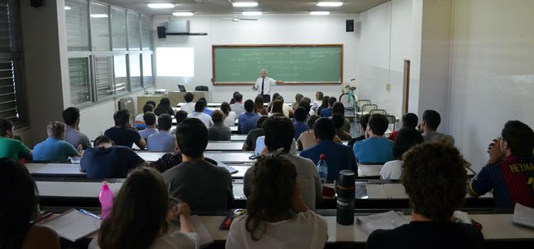 Un docente de pie frente a un alumnado de unos cincuenta estudiantes