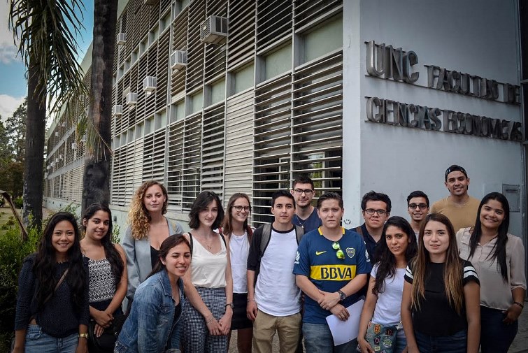 Imagen de estudiantes internacionales en la puerta del edificio de nuestra Facultad durante el año 2018