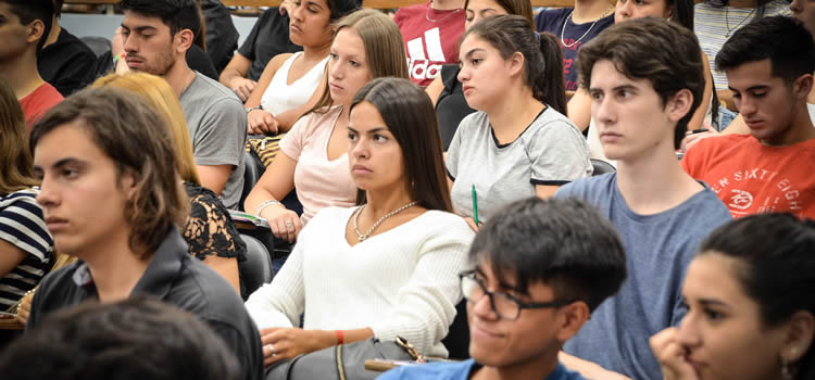 Varios estudiantes del Ciclo de Nivelación