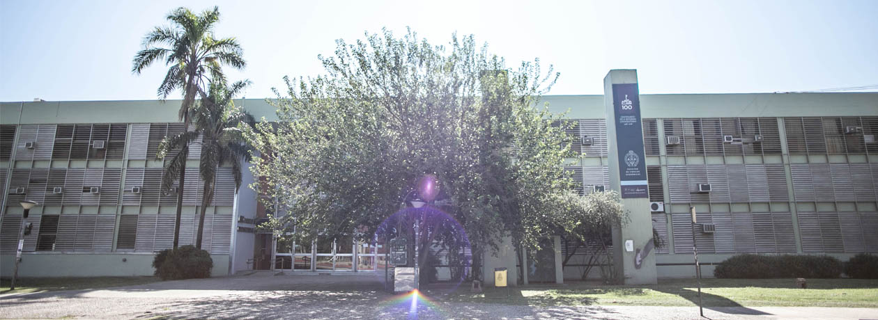 El frente de la Facultad en un día soleado