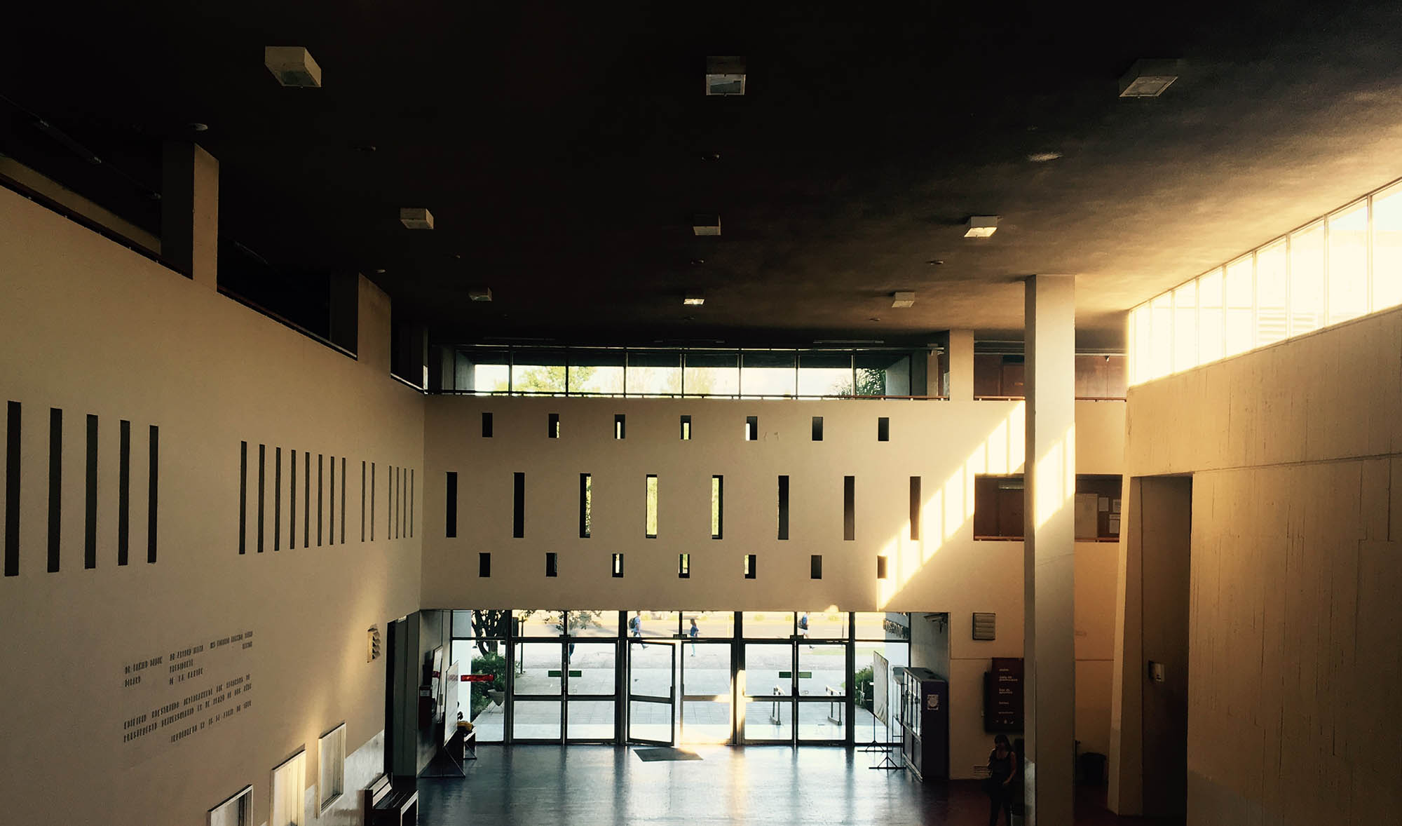 El espacio central de la Facultad sin personas en un atardecer con sol