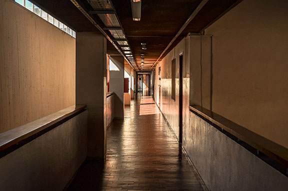 Un pasillo de la Facultad sin gente e iluminado por la luz del sol
