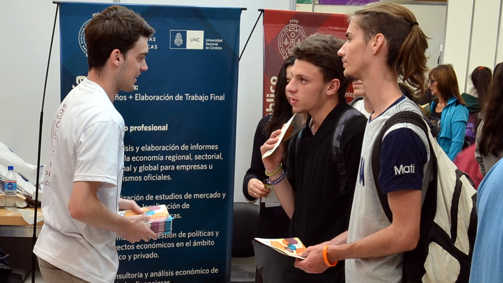 Imagen del stand de la Facultad durante una Muestra de Carreras