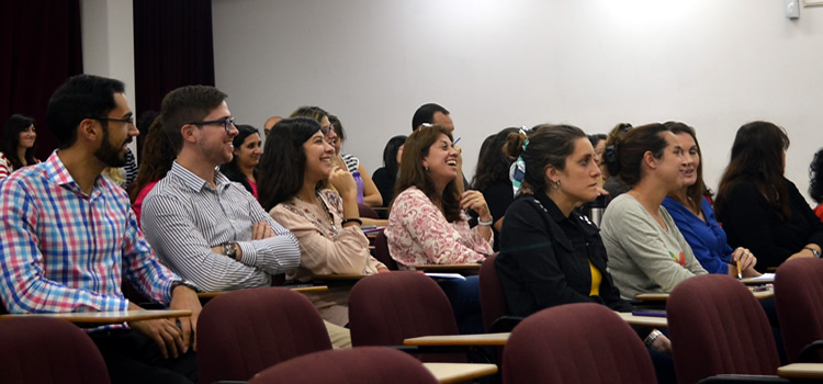 Personal nodocente en una charla, sentados, muy sonrientes