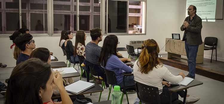 Foto del profesor Andrés Matta frente a estudiantes