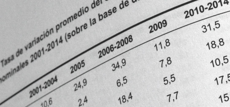 Una página de una revista científica que muestra texto y cifras en una tabla