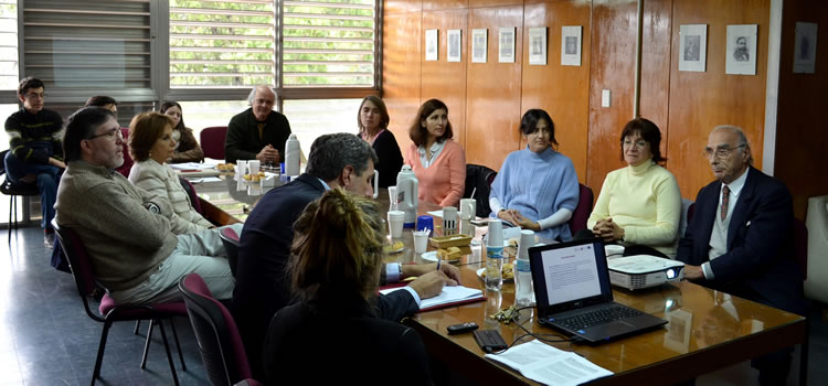 Imagen de profesores investigadores en situación de una reunión científica