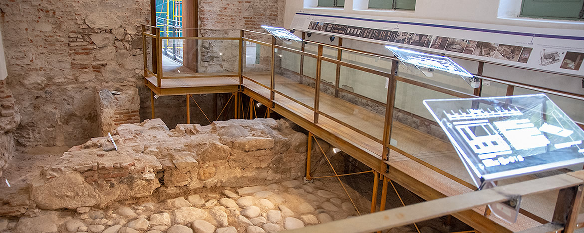 Un sector del nuevo Centro Cultural con una pasarela de piso de madera que tiene barandas finas y hay una placa de acrílico con un mapa orientativo