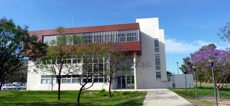 Edificio de la Incubadora de Empresas en Ciudad Universitaria, rodeado de árboles