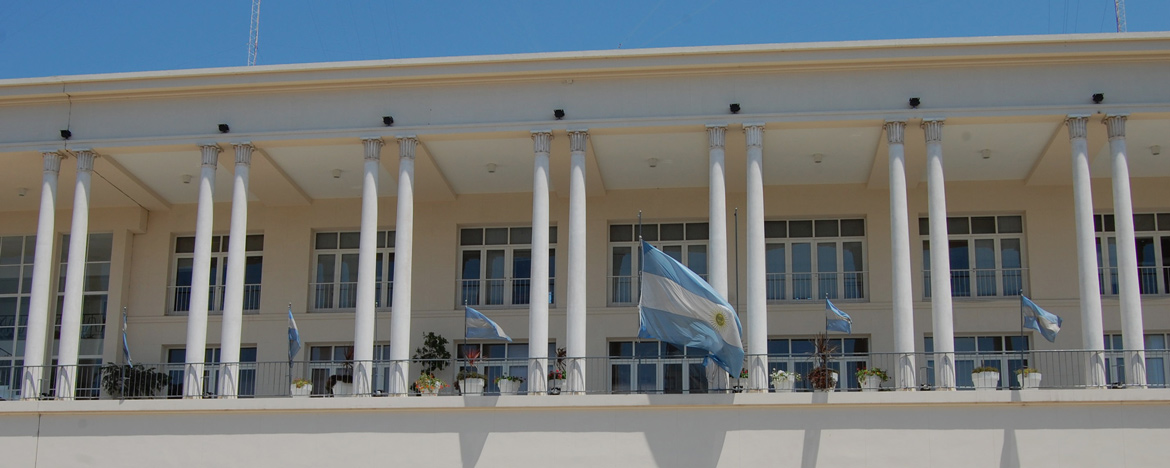 El balcón del segundo piso del Pabellón Argentina de Ciudad Universitaria, con banderas argentinas flameando en un día soleado