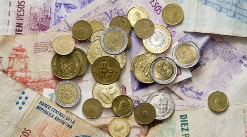 Pesos argentinos en billetes y monedas