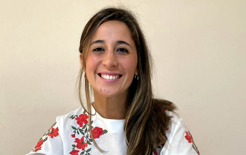 Alejandra Moreno López sonriendo con una camisa con dibujos de flores