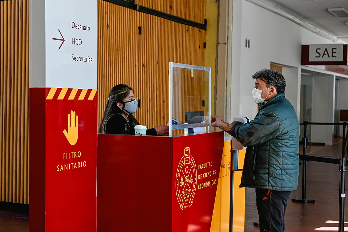 Un docente realiza el proceso de registro en el panel de ingreso a la Facultad