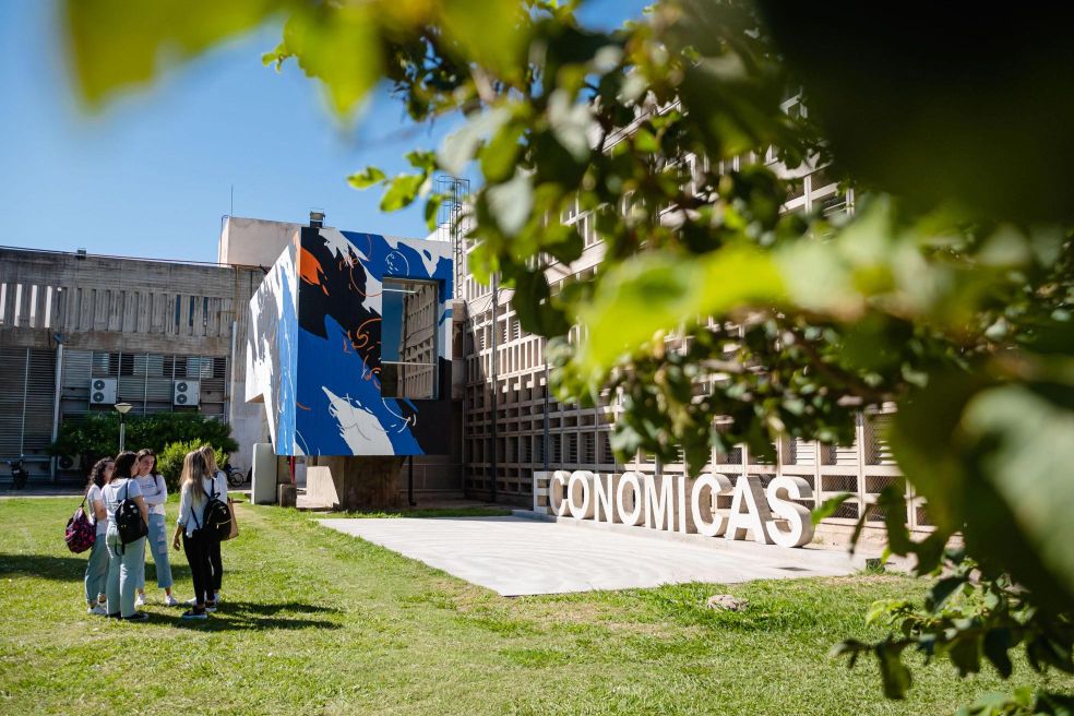 El edificio de la Facultad en un día soleado